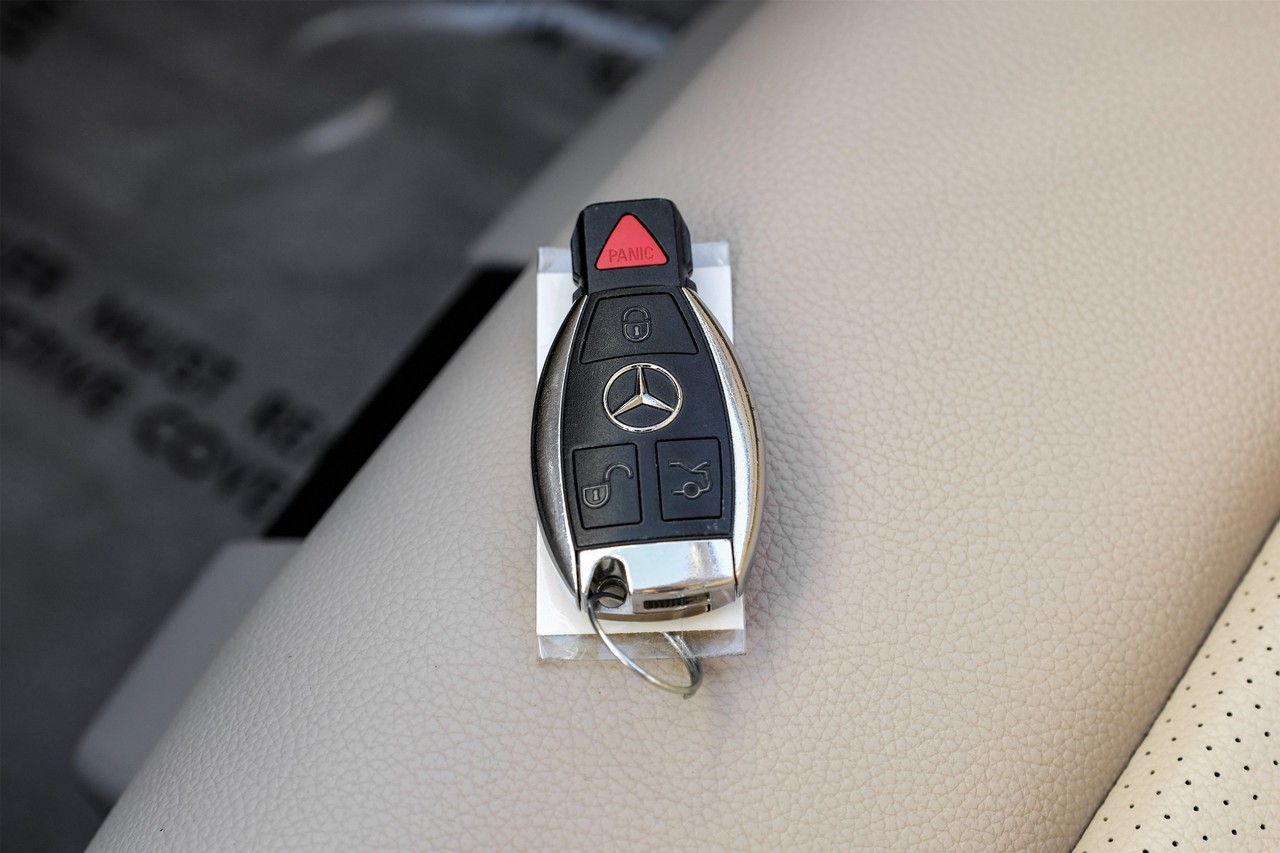 Mercedes-Benz E-Class Vehicle Main Gallery Image 54