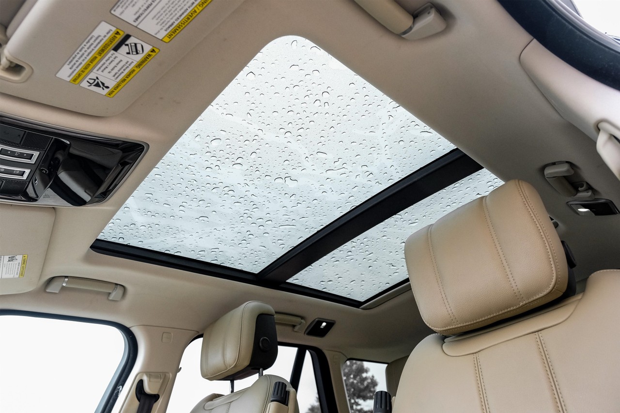 Land Rover Range Rover Vehicle Main Gallery Image 04