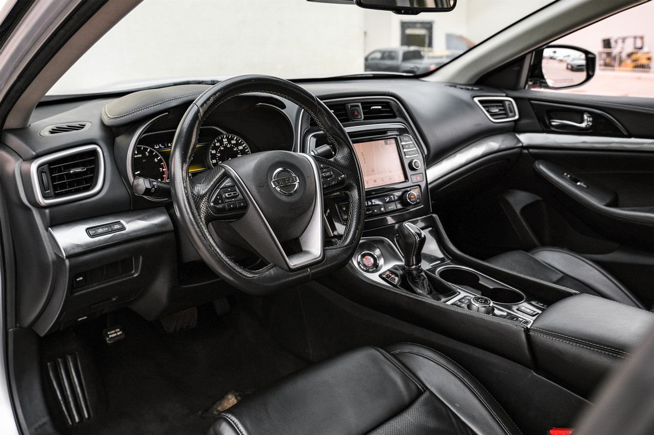 Nissan Maxima Vehicle Main Gallery Image 03