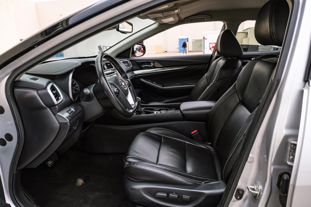 Nissan Maxima Vehicle Main Gallery Image 04