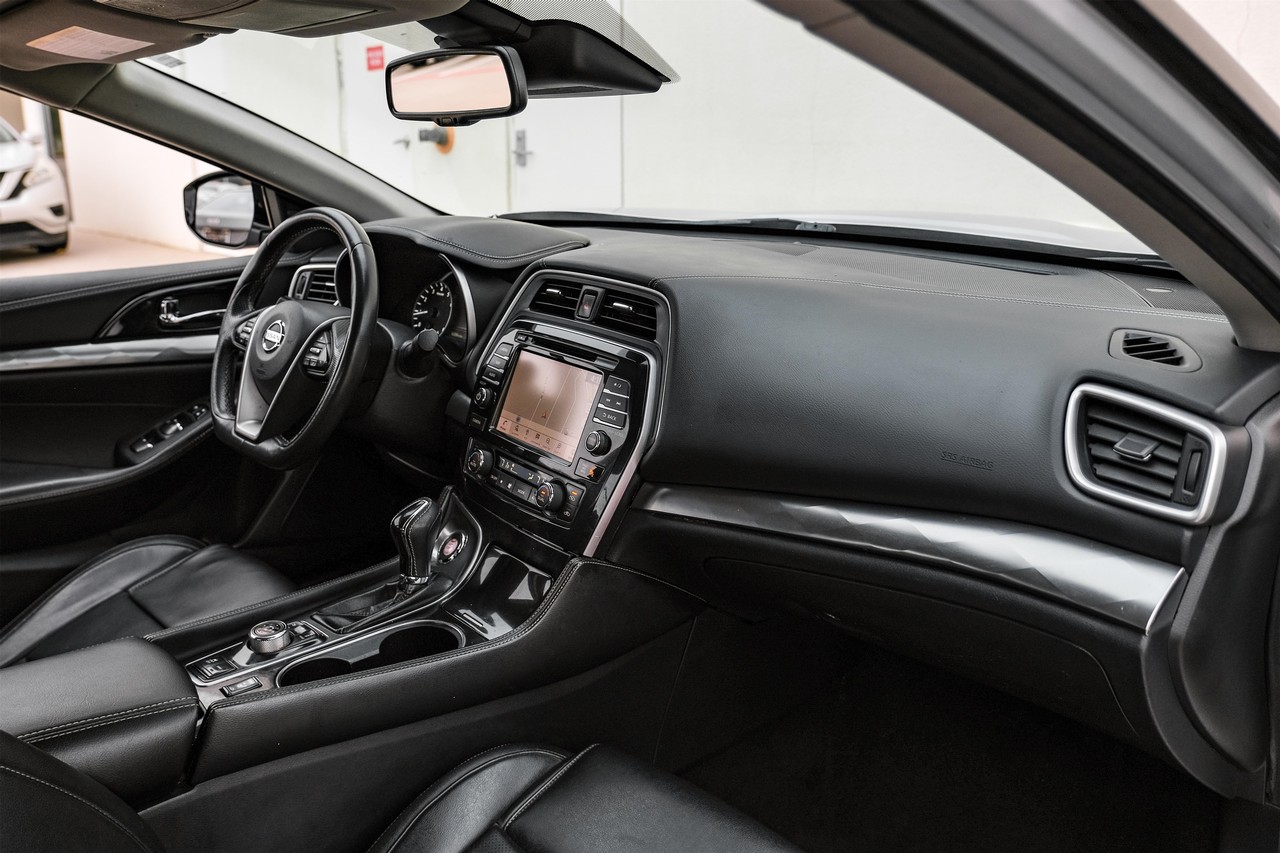 Nissan Maxima Vehicle Main Gallery Image 11