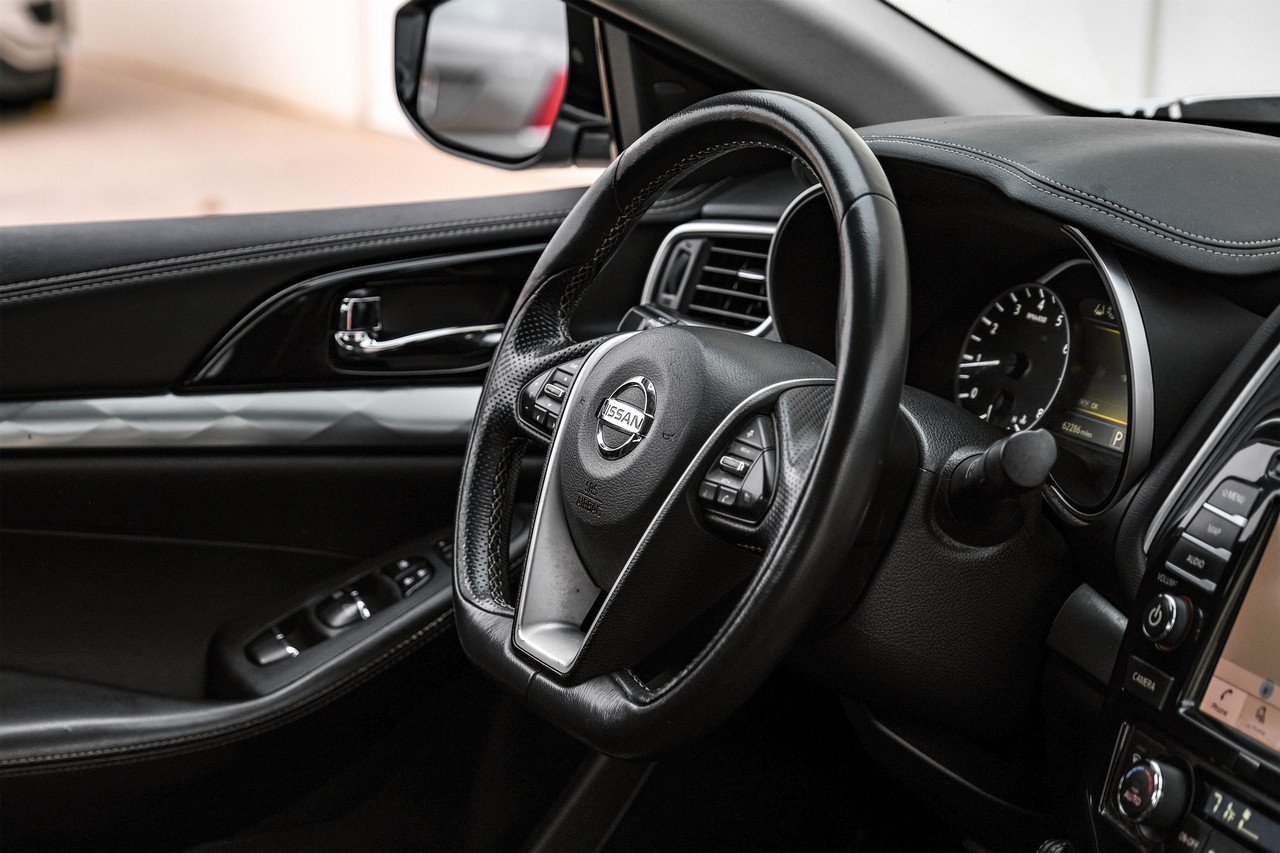 Nissan Maxima Vehicle Main Gallery Image 12