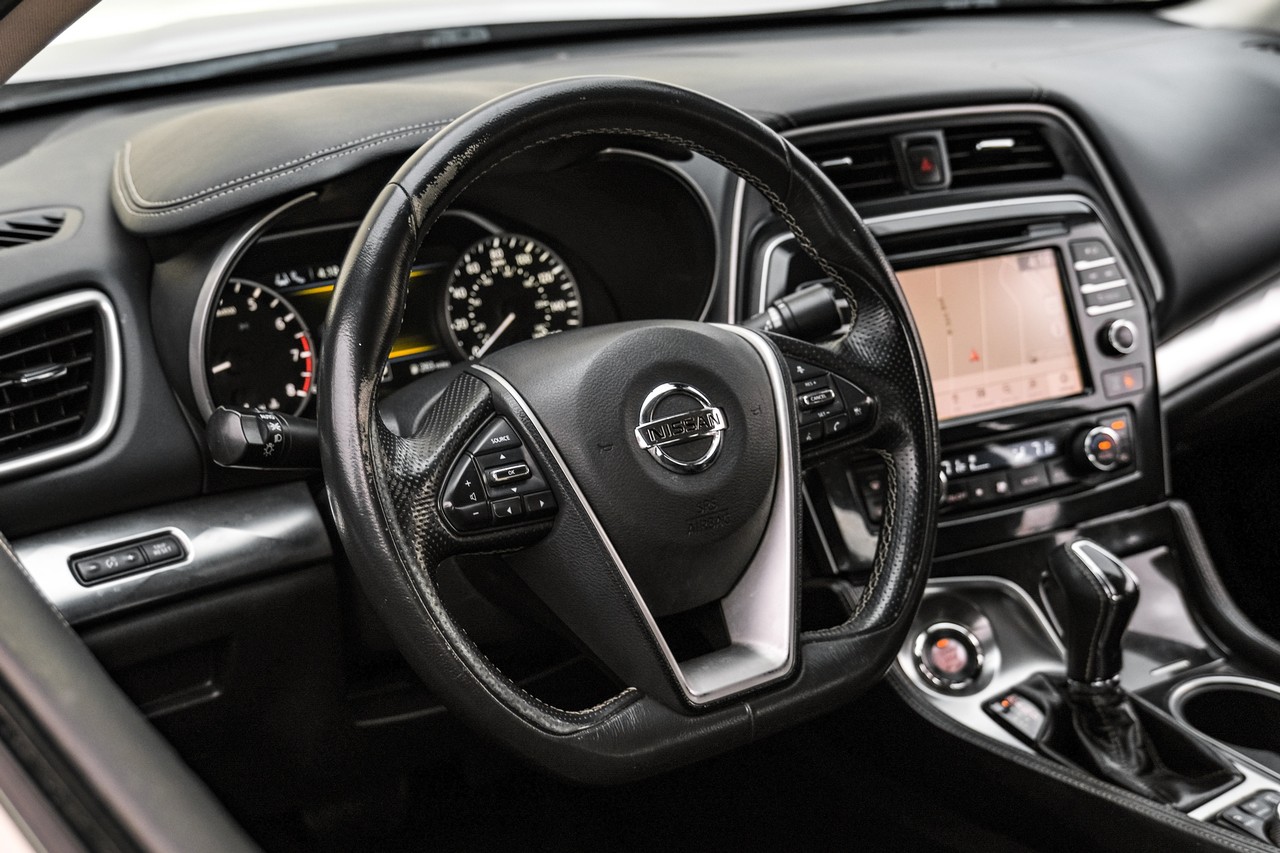 Nissan Maxima Vehicle Main Gallery Image 14
