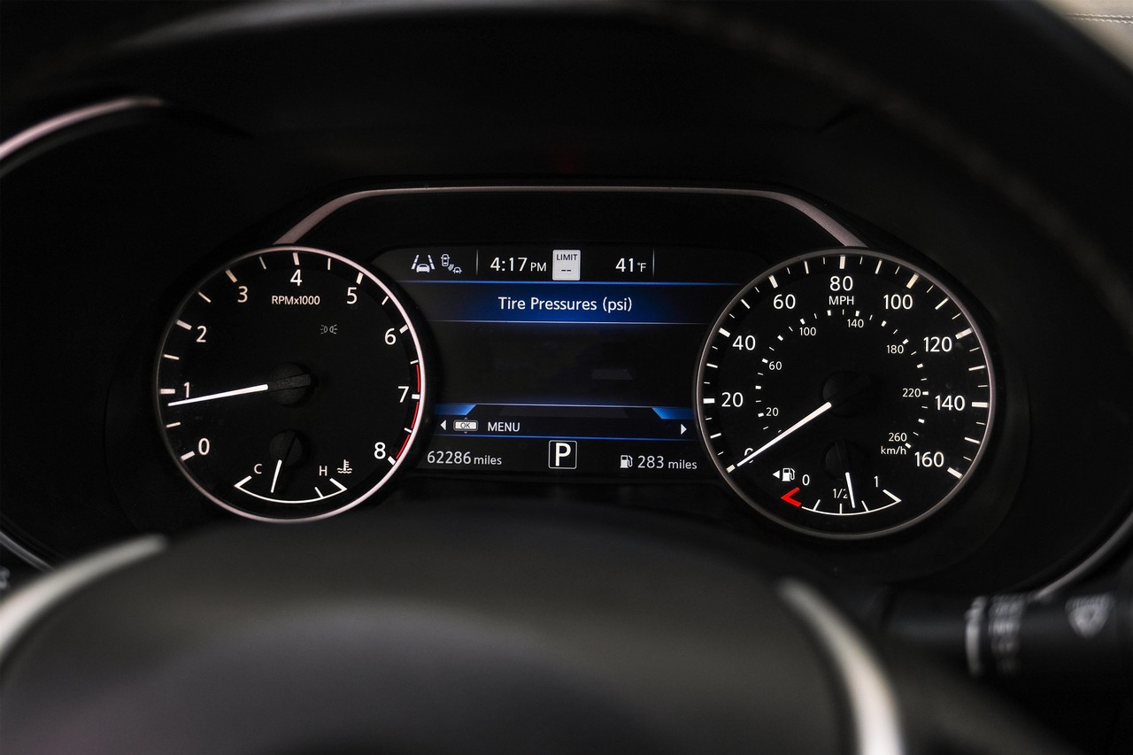 Nissan Maxima Vehicle Main Gallery Image 17