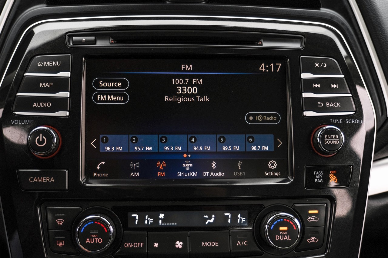 Nissan Maxima Vehicle Main Gallery Image 26