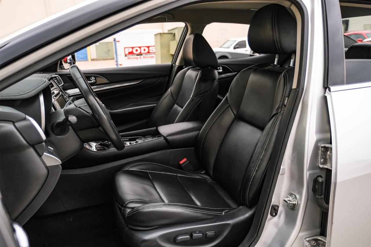 Nissan Maxima Vehicle Main Gallery Image 29