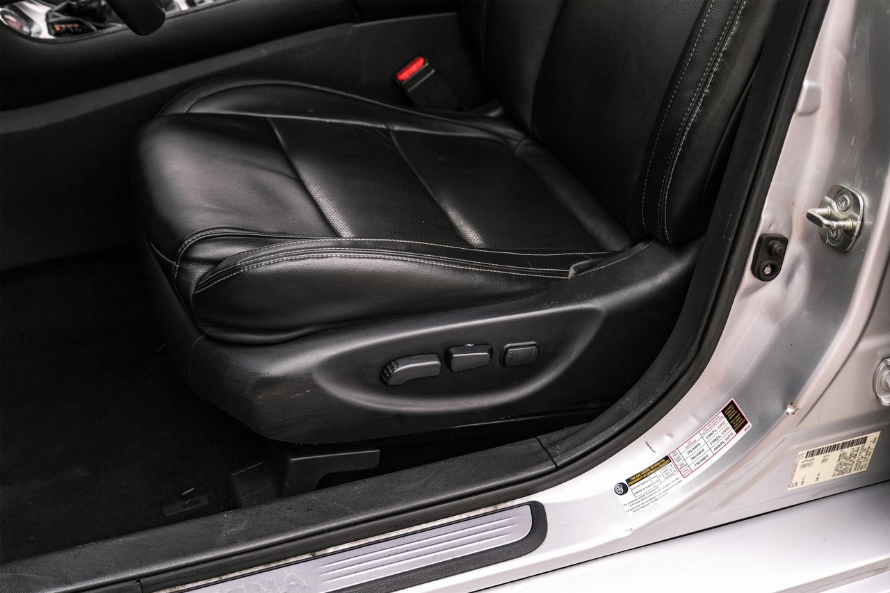 Nissan Maxima Vehicle Main Gallery Image 30