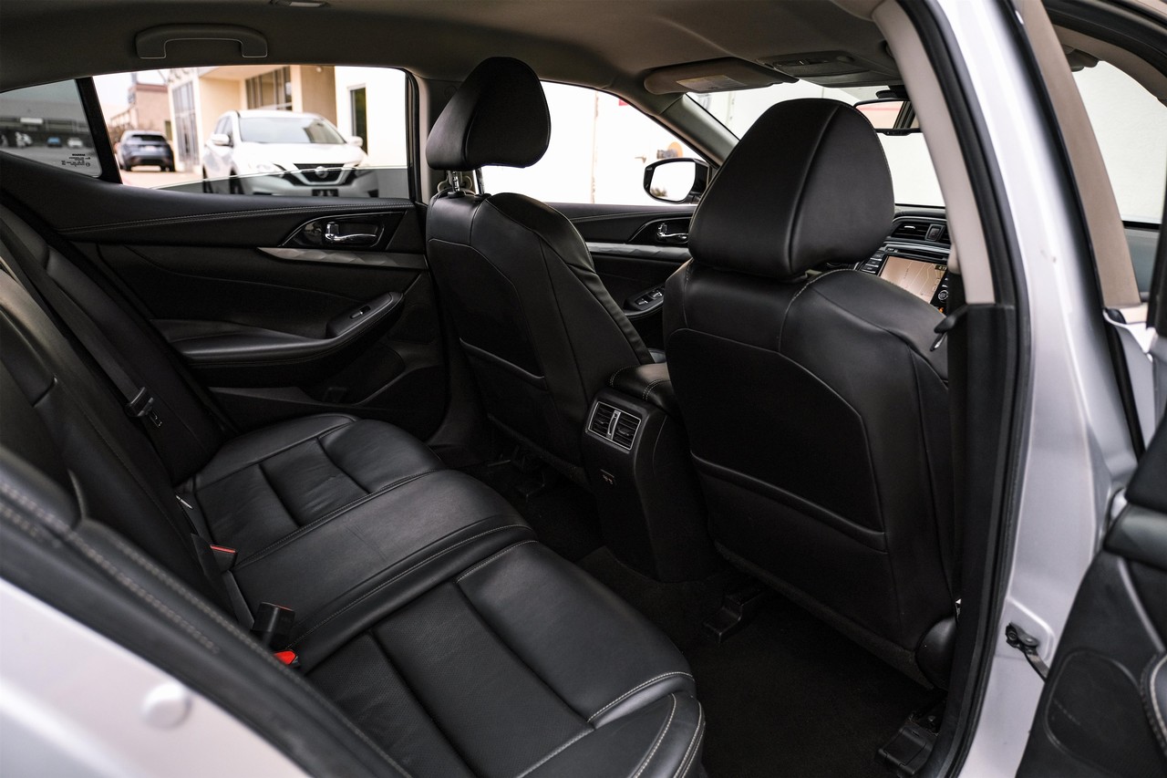 Nissan Maxima Vehicle Main Gallery Image 34