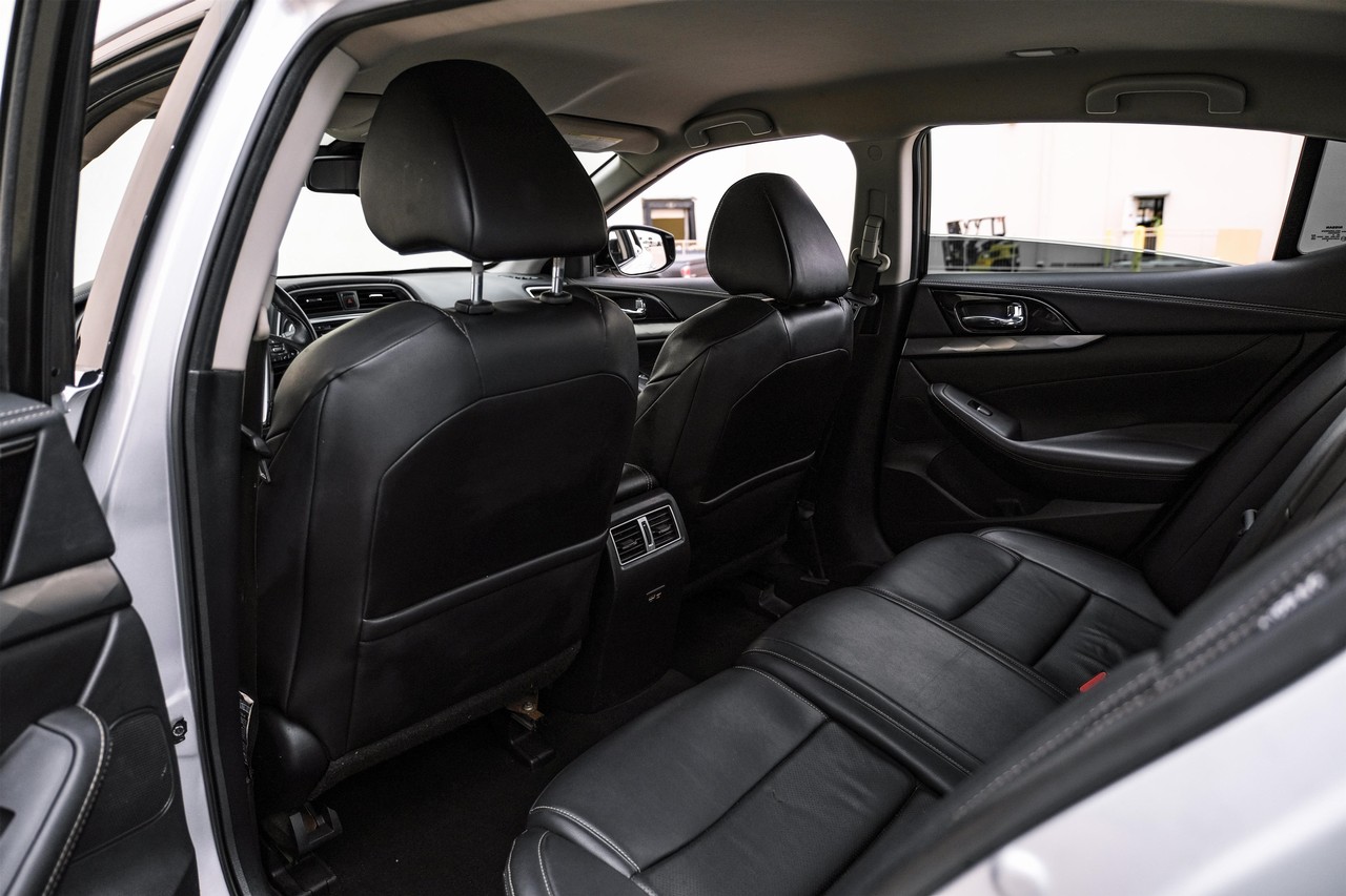 Nissan Maxima Vehicle Main Gallery Image 35