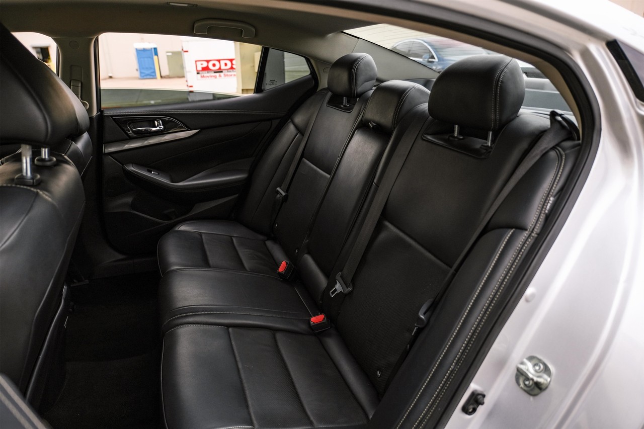 Nissan Maxima Vehicle Main Gallery Image 36