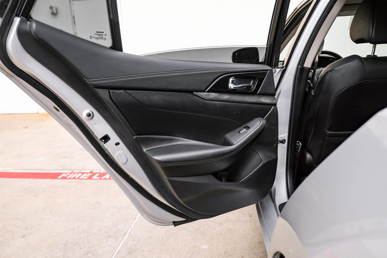 Nissan Maxima Vehicle Main Gallery Image 42