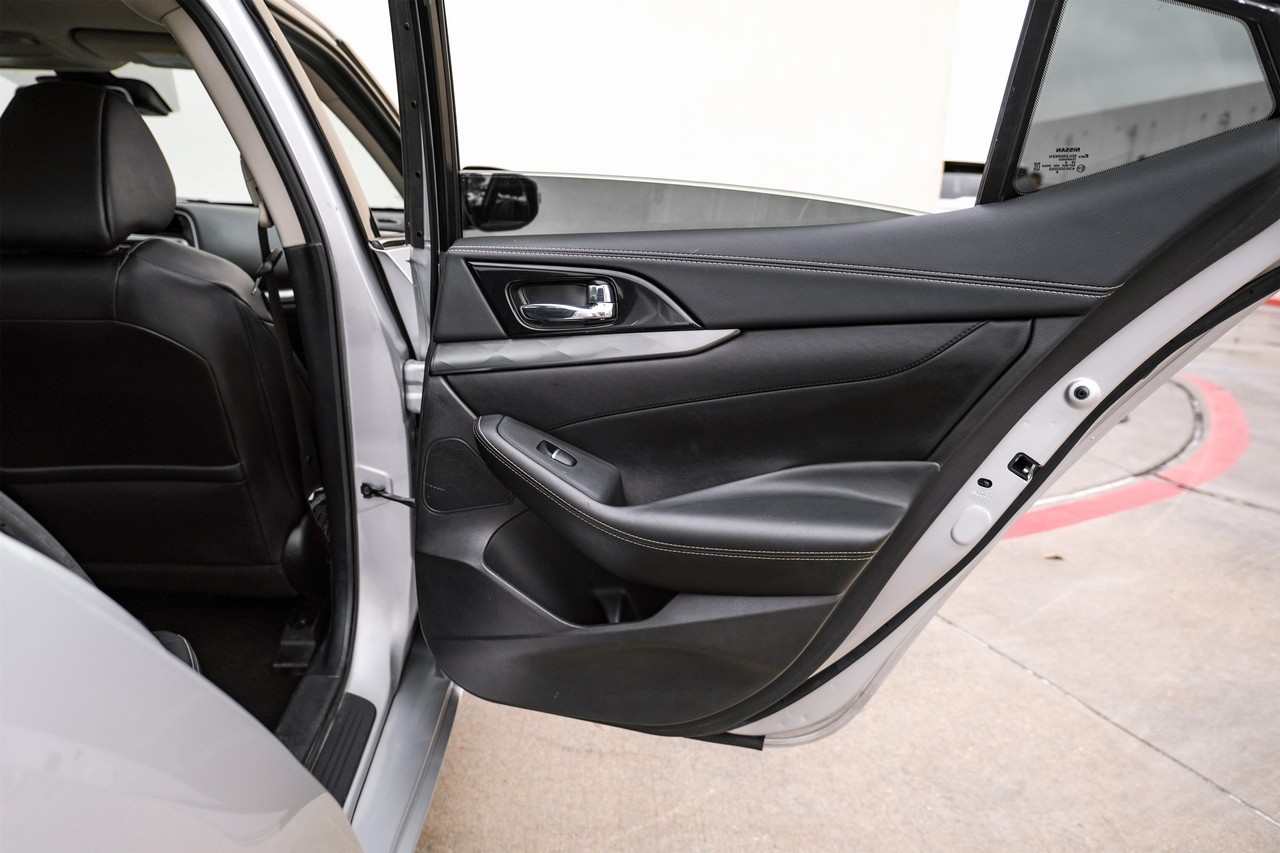 Nissan Maxima Vehicle Main Gallery Image 43