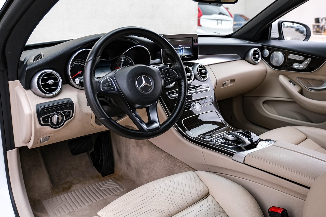 Mercedes-Benz C 300 Vehicle Main Gallery Image 03