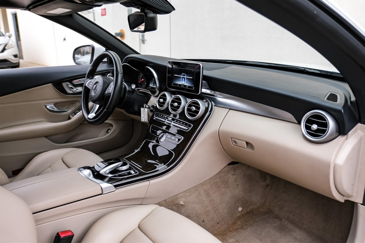 Mercedes-Benz C 300 Vehicle Main Gallery Image 14