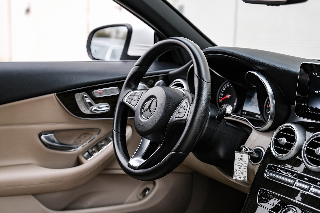 Mercedes-Benz C 300 Vehicle Main Gallery Image 15