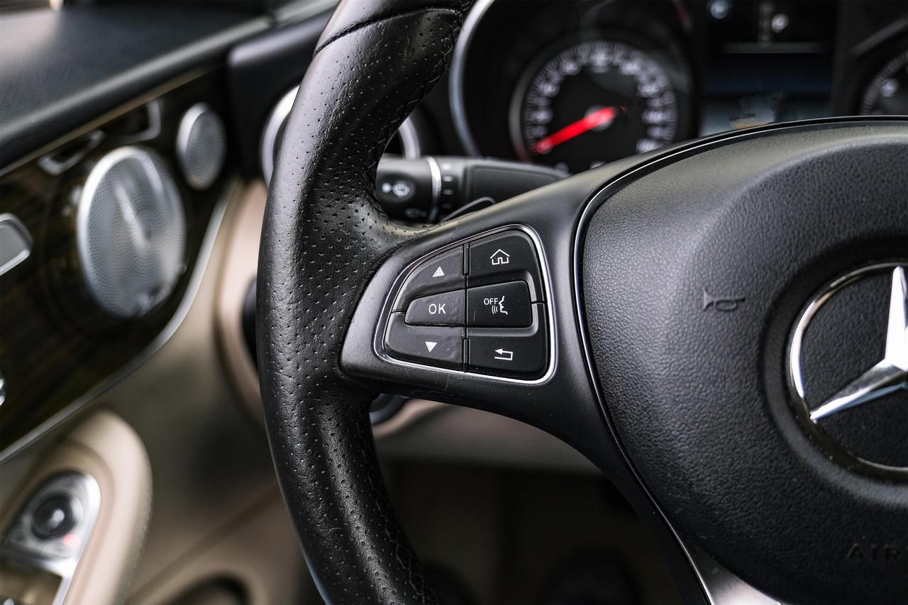 Mercedes-Benz C 300 Vehicle Main Gallery Image 17