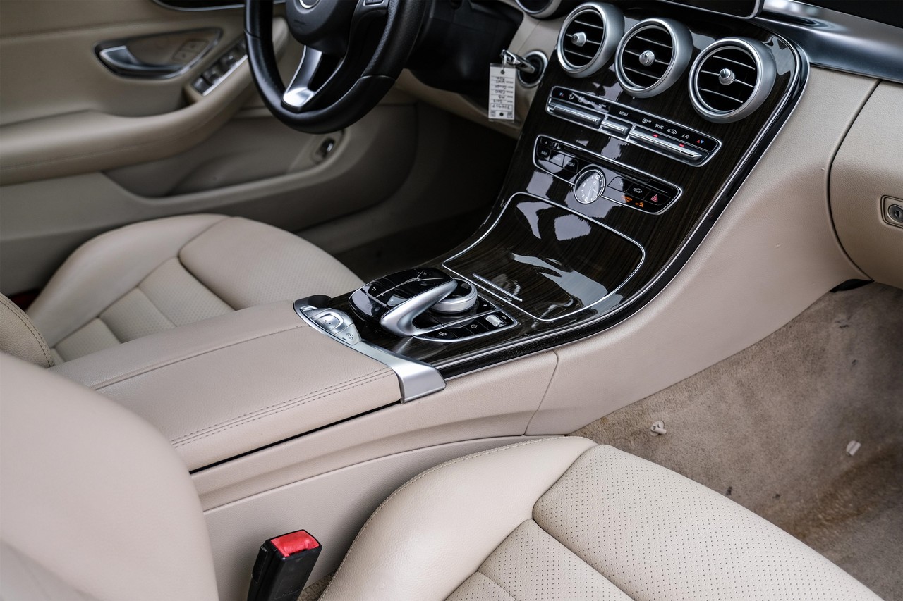 Mercedes-Benz C 300 Vehicle Main Gallery Image 21