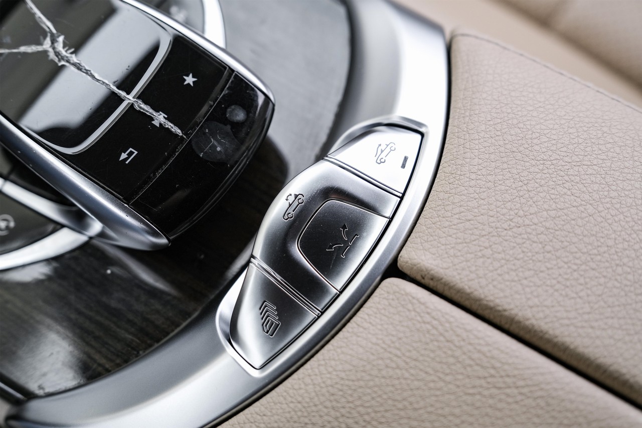 Mercedes-Benz C 300 Vehicle Main Gallery Image 24