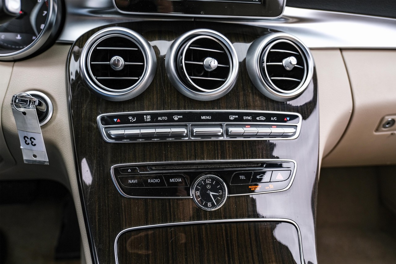 Mercedes-Benz C 300 Vehicle Main Gallery Image 25