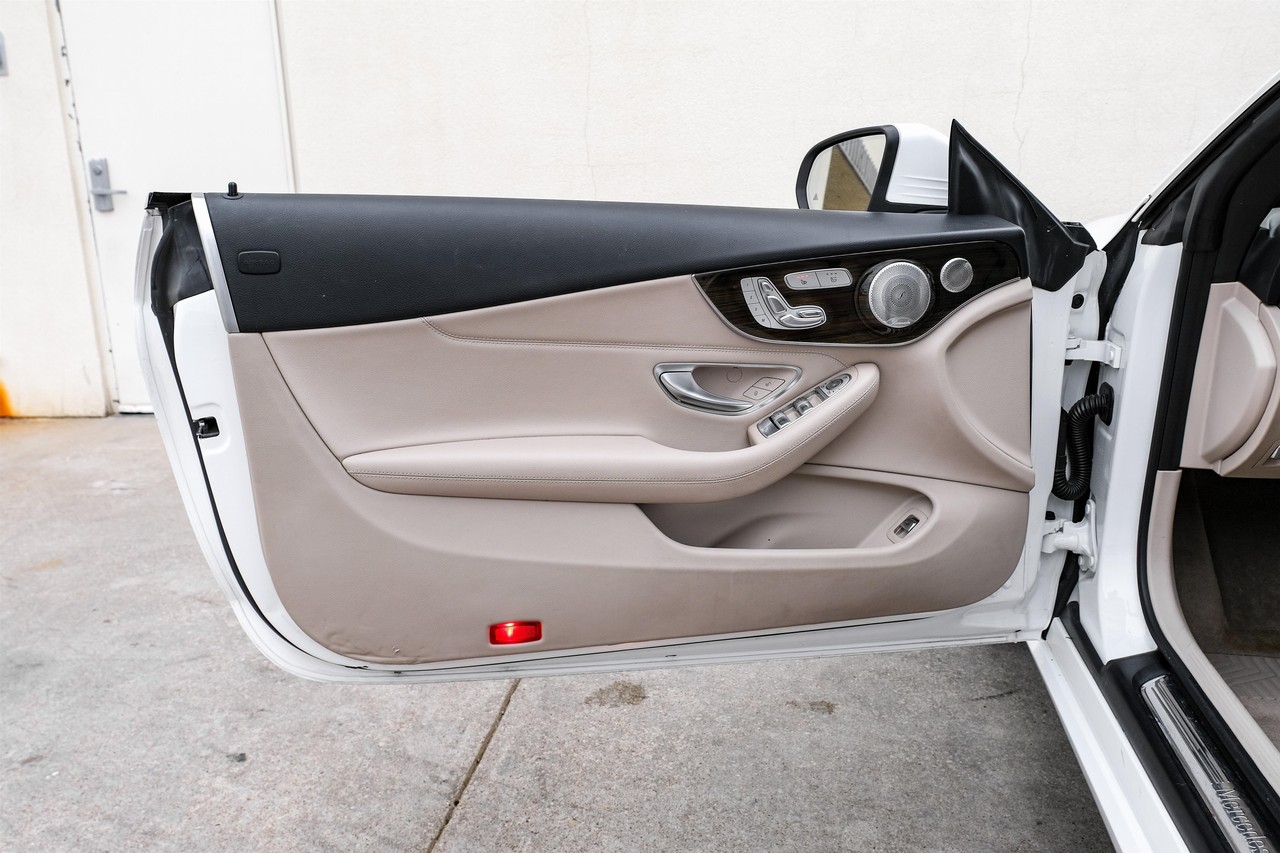 Mercedes-Benz C 300 Vehicle Main Gallery Image 37