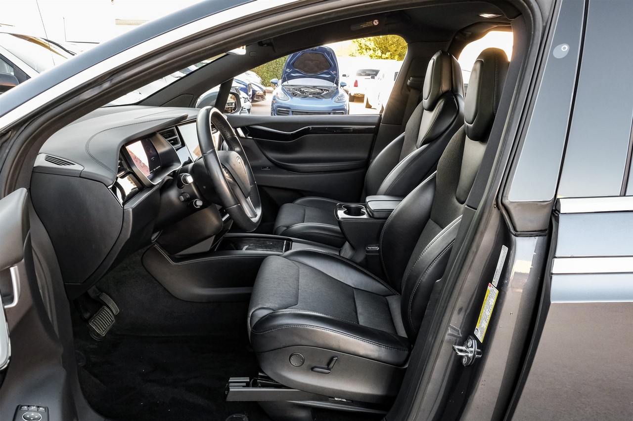 Tesla Model X Vehicle Main Gallery Image 04