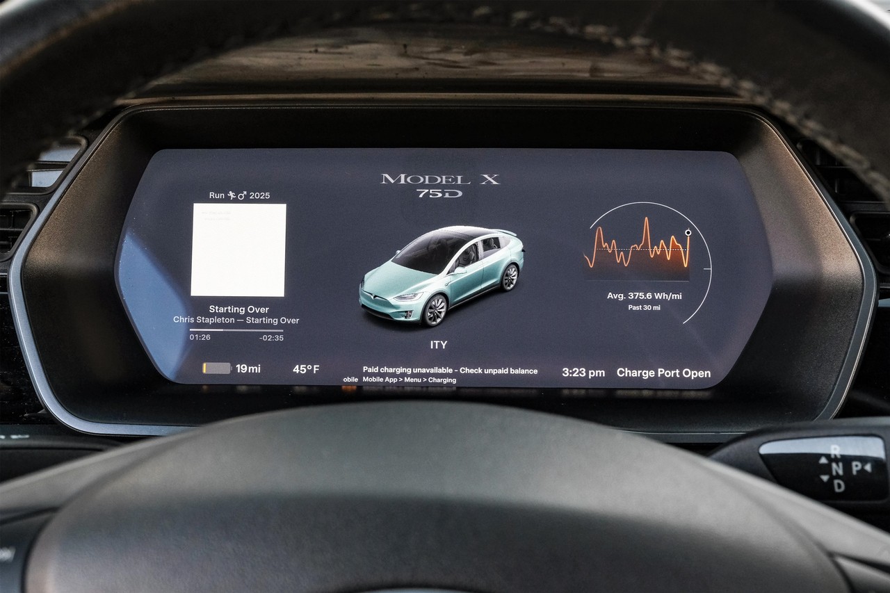 Tesla Model X Vehicle Main Gallery Image 21