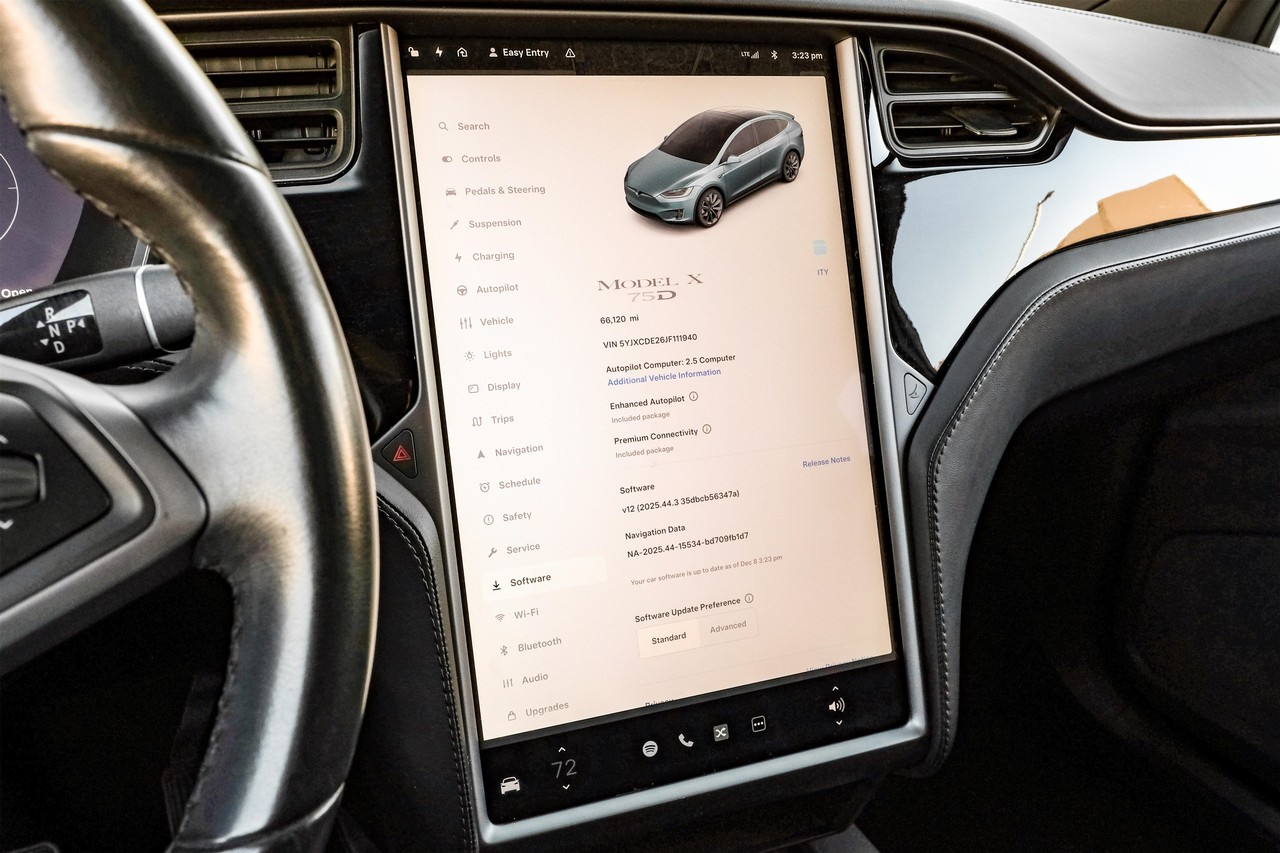 Tesla Model X Vehicle Main Gallery Image 22