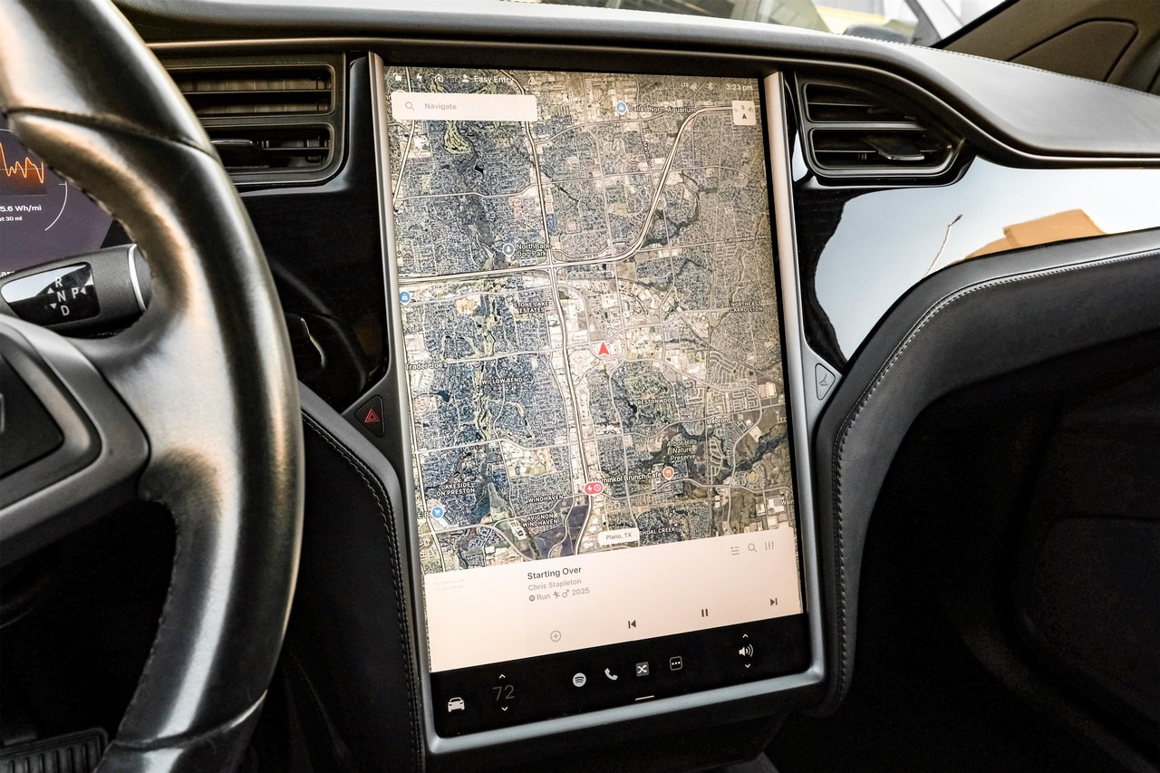 Tesla Model X Vehicle Main Gallery Image 24