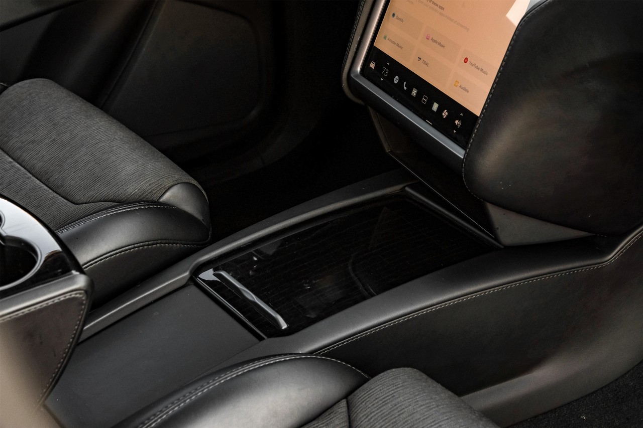 Tesla Model X Vehicle Main Gallery Image 25
