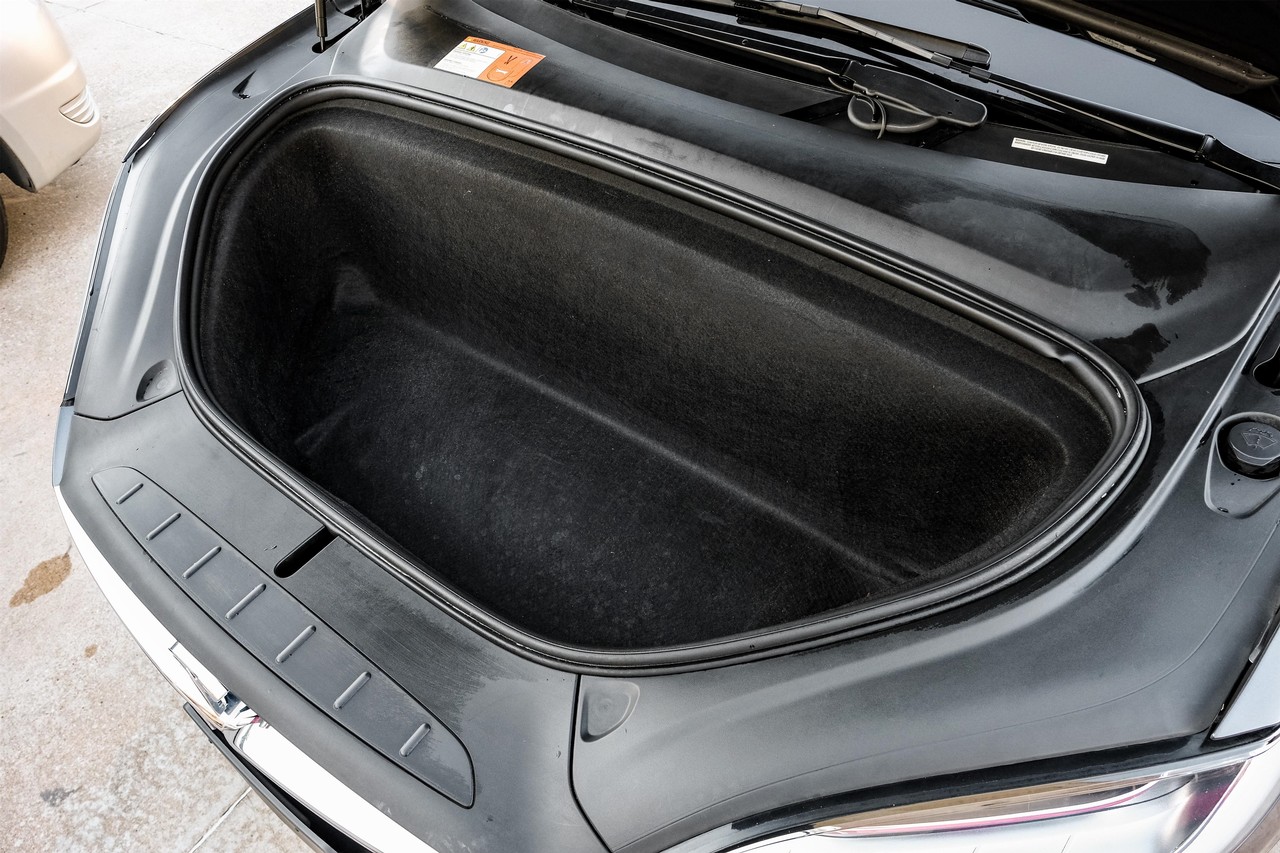 Tesla Model X Vehicle Main Gallery Image 50