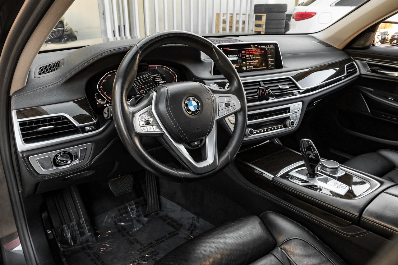 BMW 750i Vehicle Main Gallery Image 03