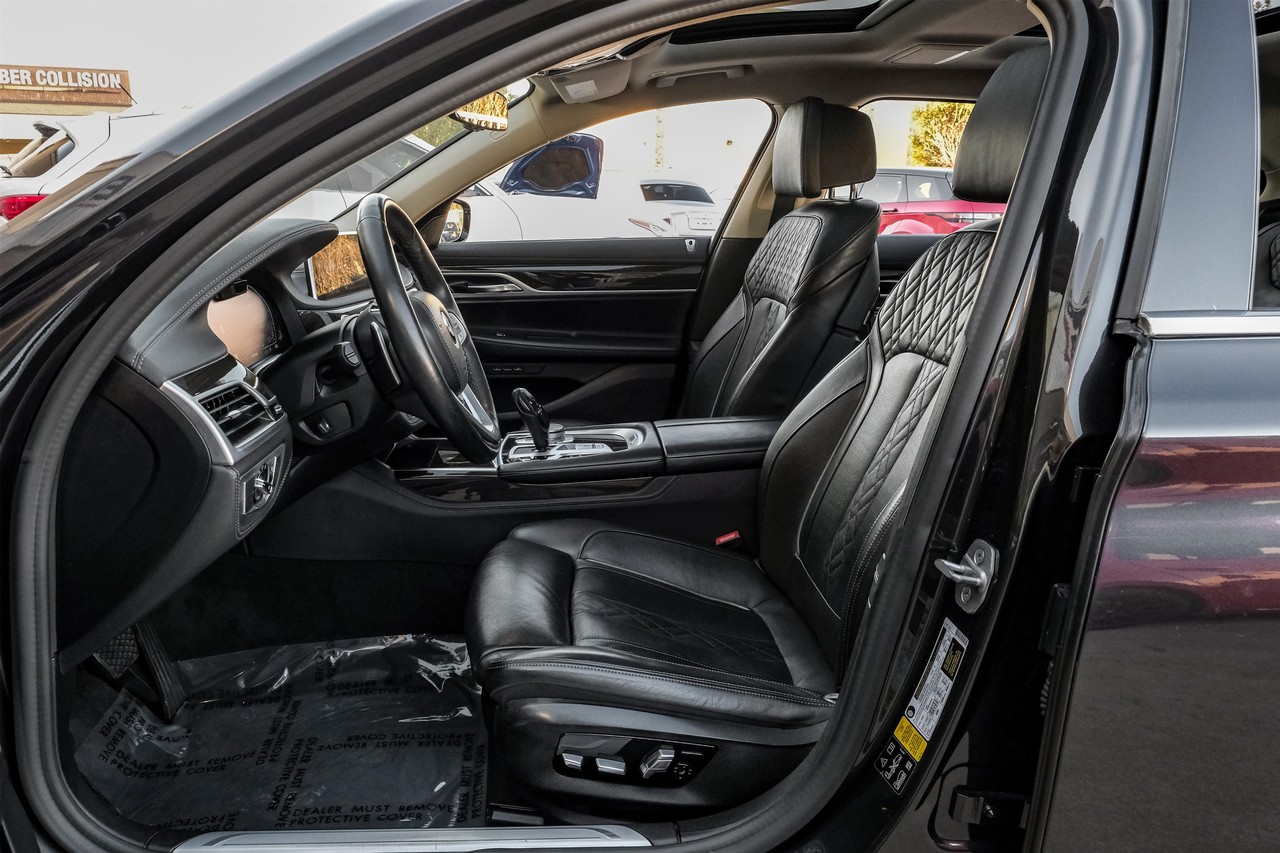 BMW 750i Vehicle Main Gallery Image 04