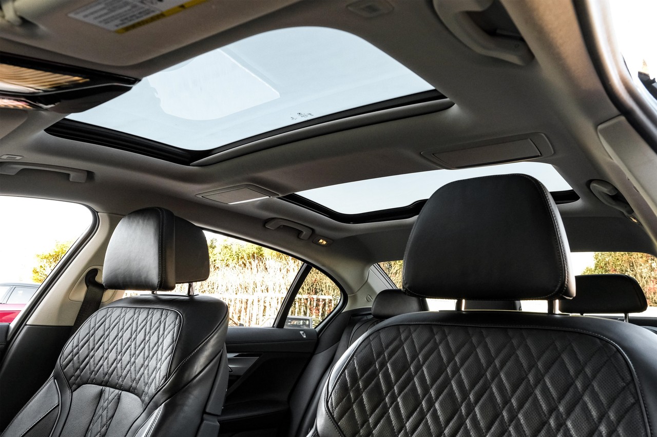 BMW 750i Vehicle Main Gallery Image 05