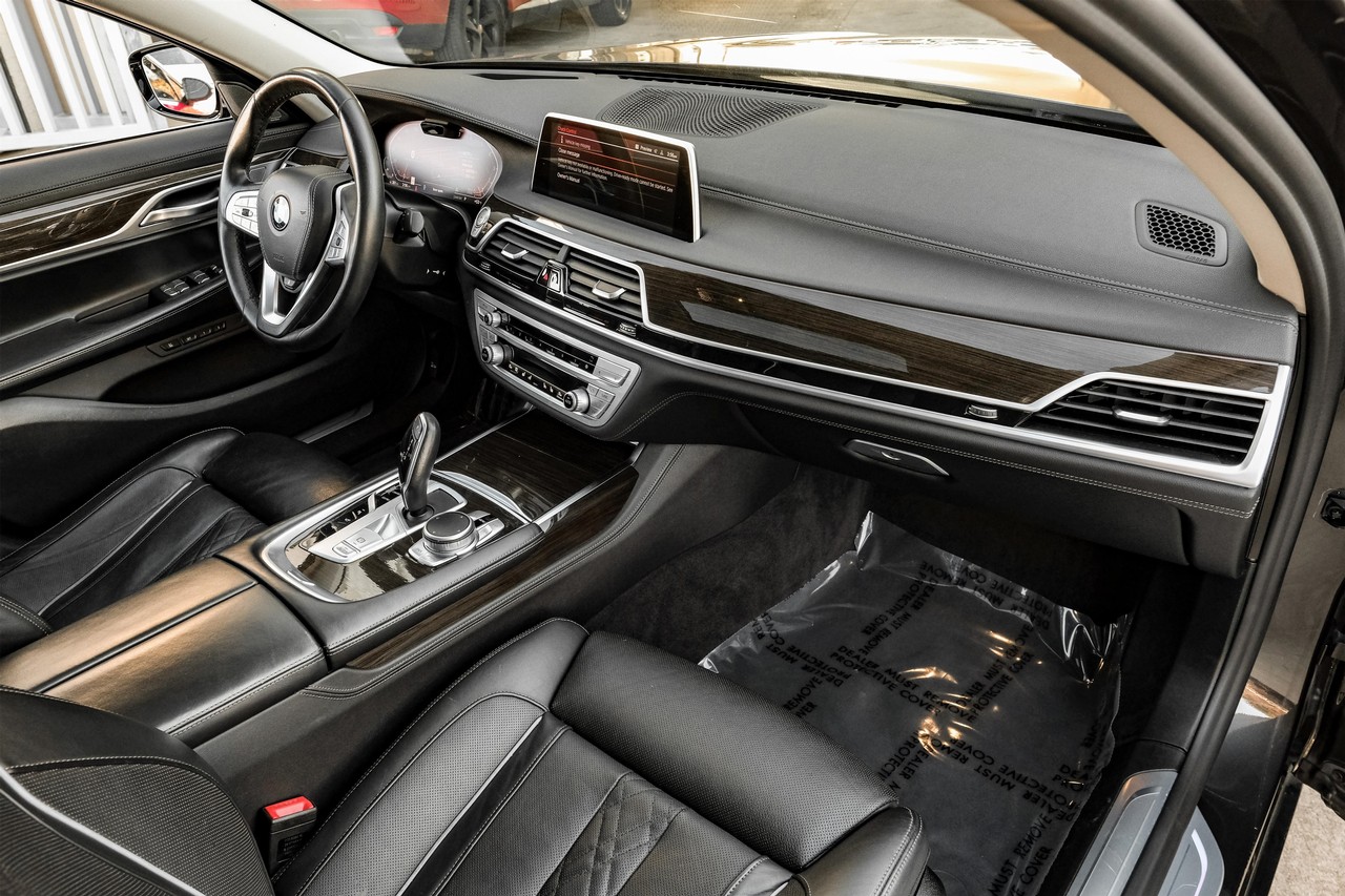 BMW 750i Vehicle Main Gallery Image 13