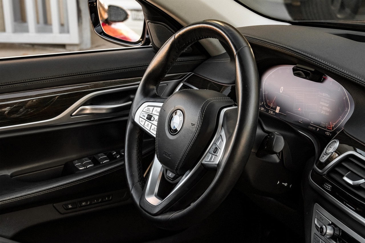 BMW 750i Vehicle Main Gallery Image 14