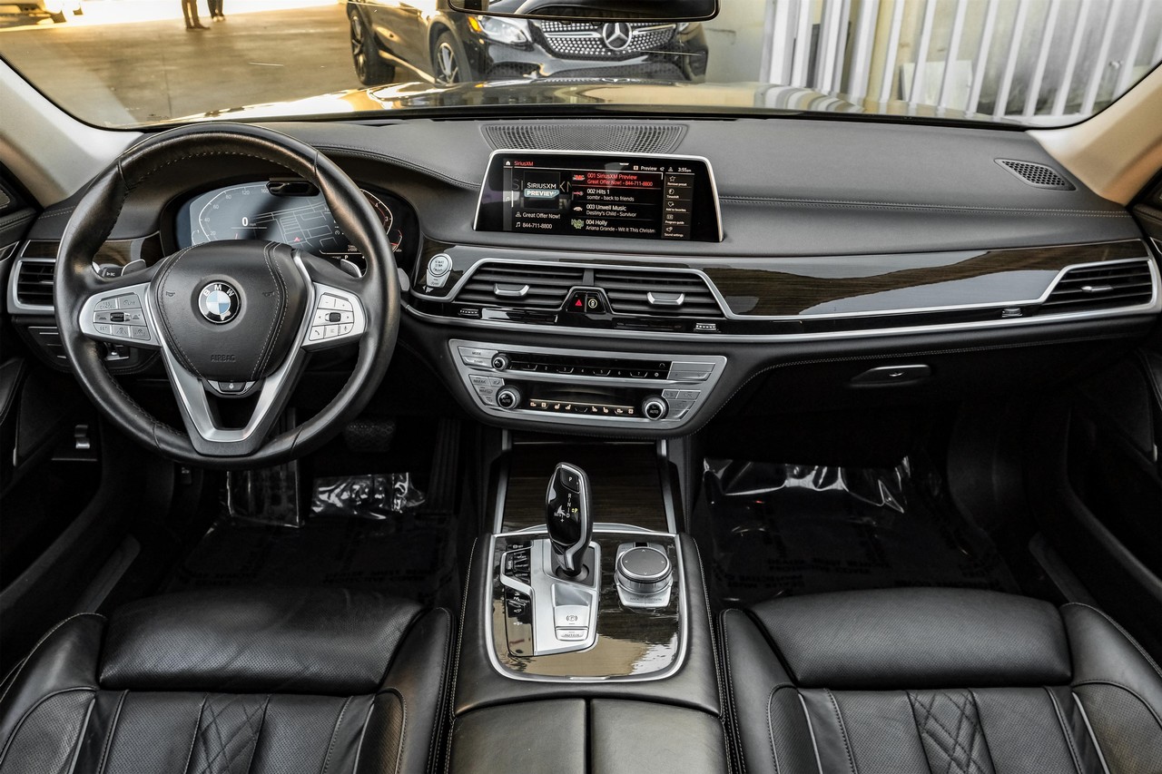 BMW 750i Vehicle Main Gallery Image 15