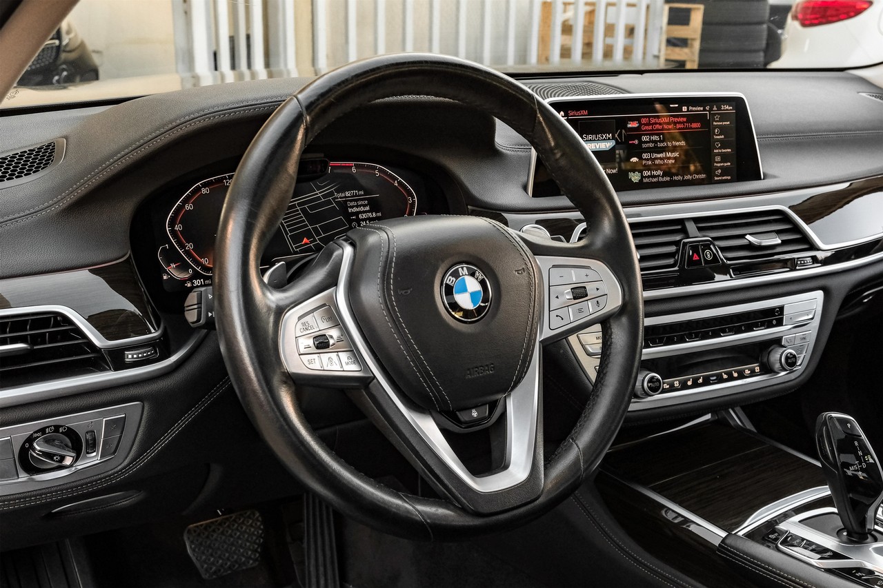 BMW 750i Vehicle Main Gallery Image 16