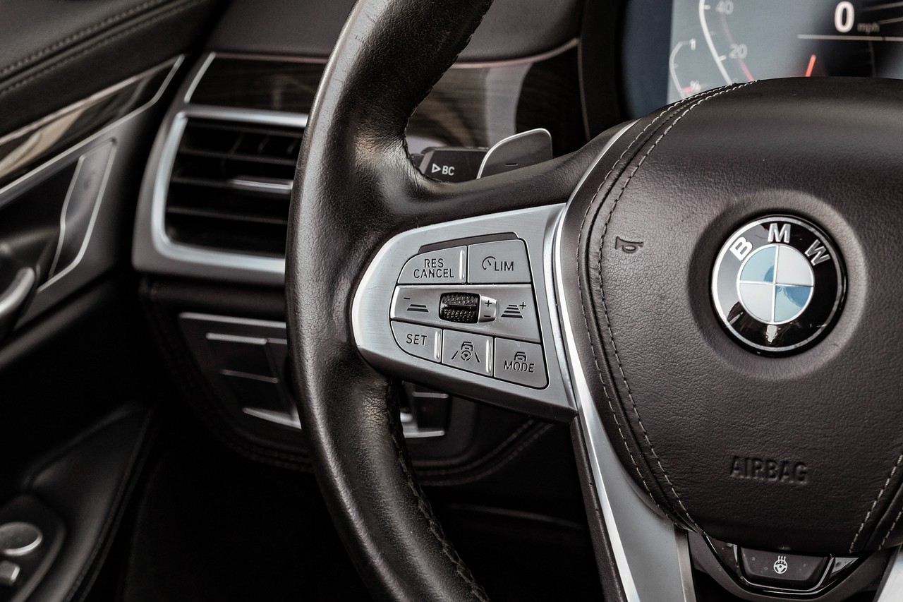 BMW 750i Vehicle Main Gallery Image 17
