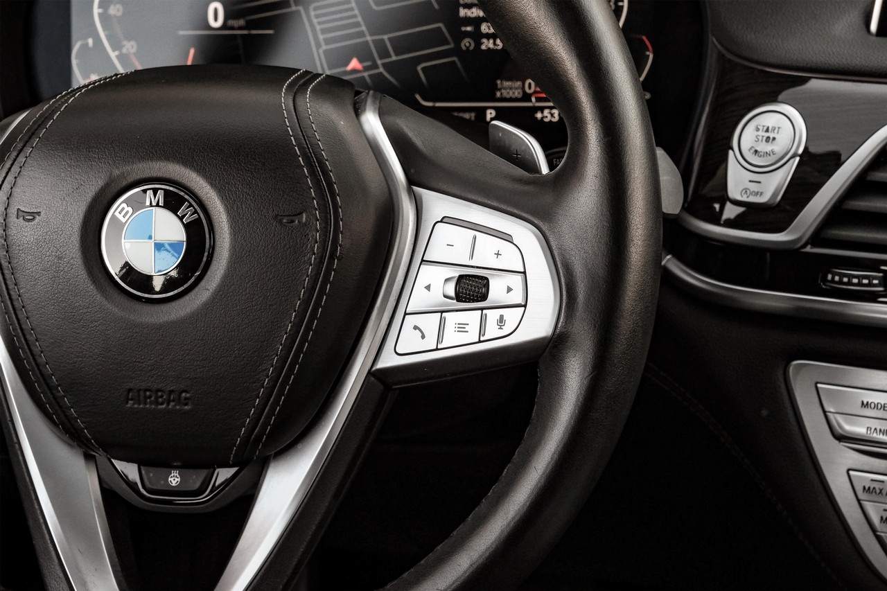 BMW 750i Vehicle Main Gallery Image 18