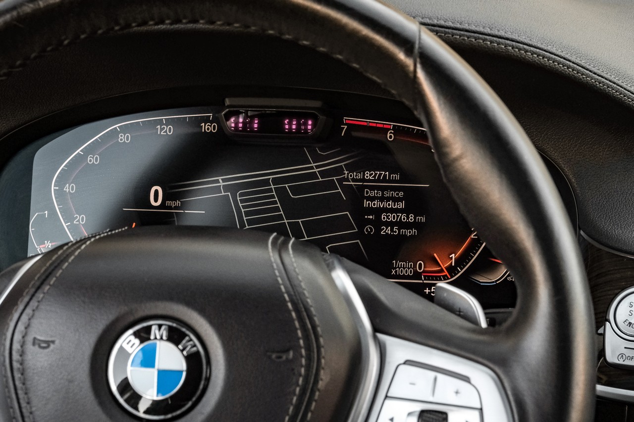 BMW 750i Vehicle Main Gallery Image 19