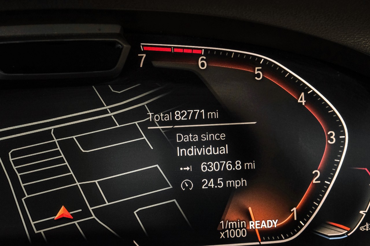 BMW 750i Vehicle Main Gallery Image 21