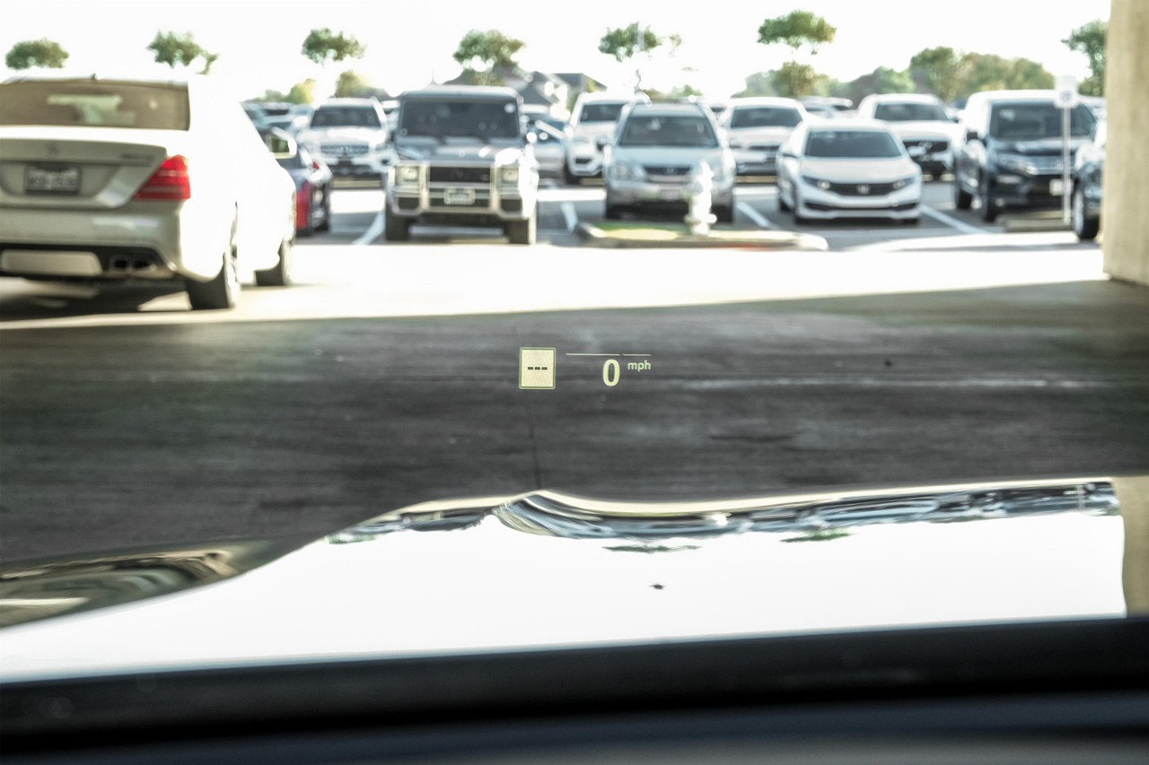 BMW 750i Vehicle Main Gallery Image 22