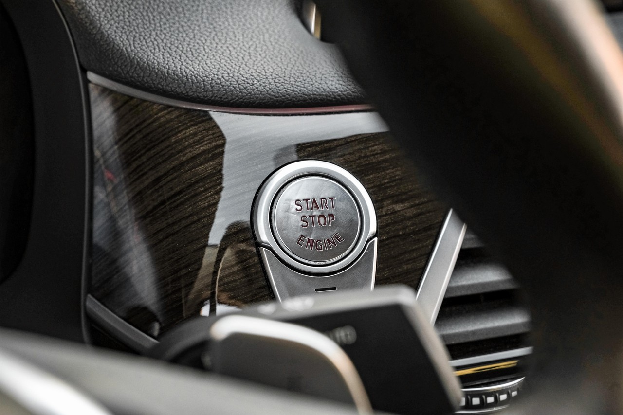 BMW 750i Vehicle Main Gallery Image 23