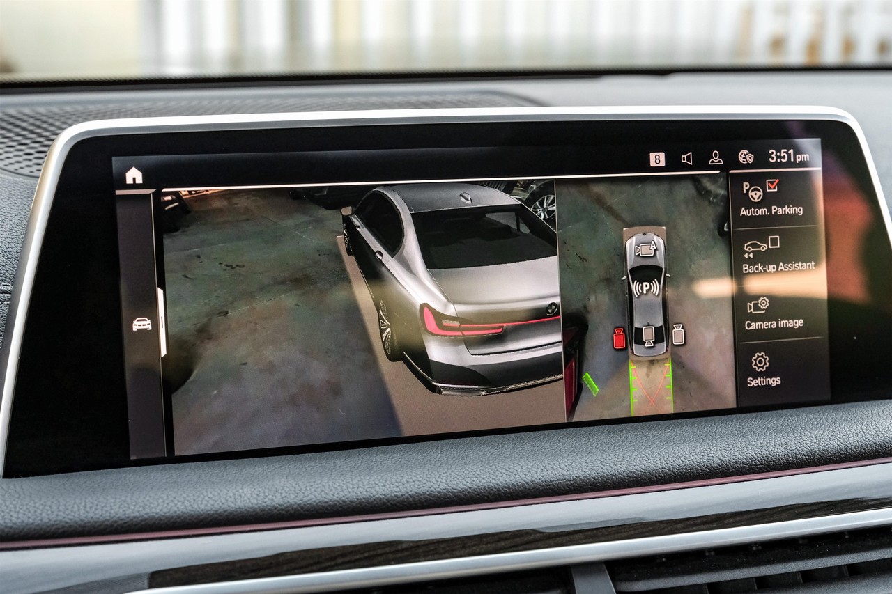 BMW 750i Vehicle Main Gallery Image 24