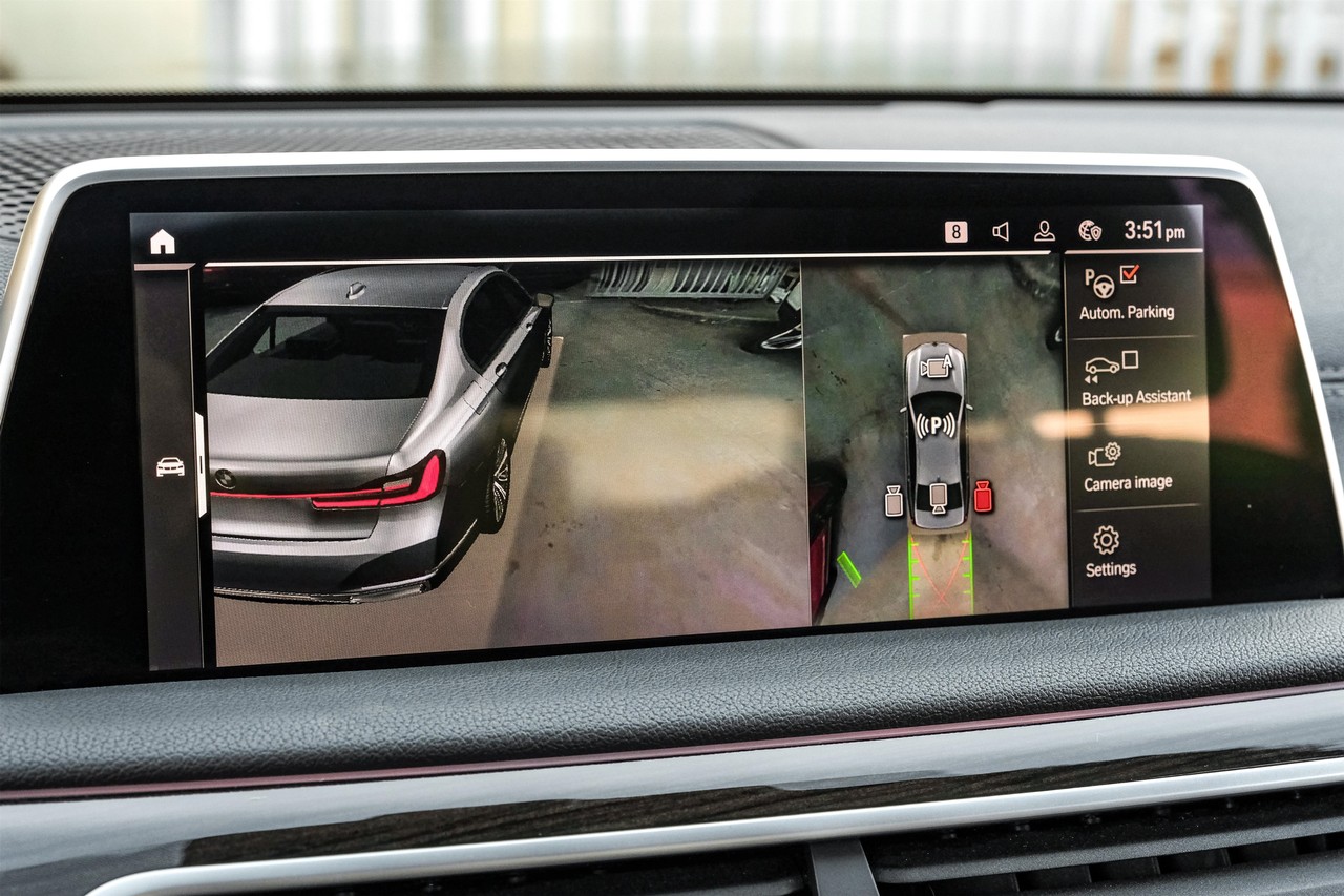 BMW 750i Vehicle Main Gallery Image 25