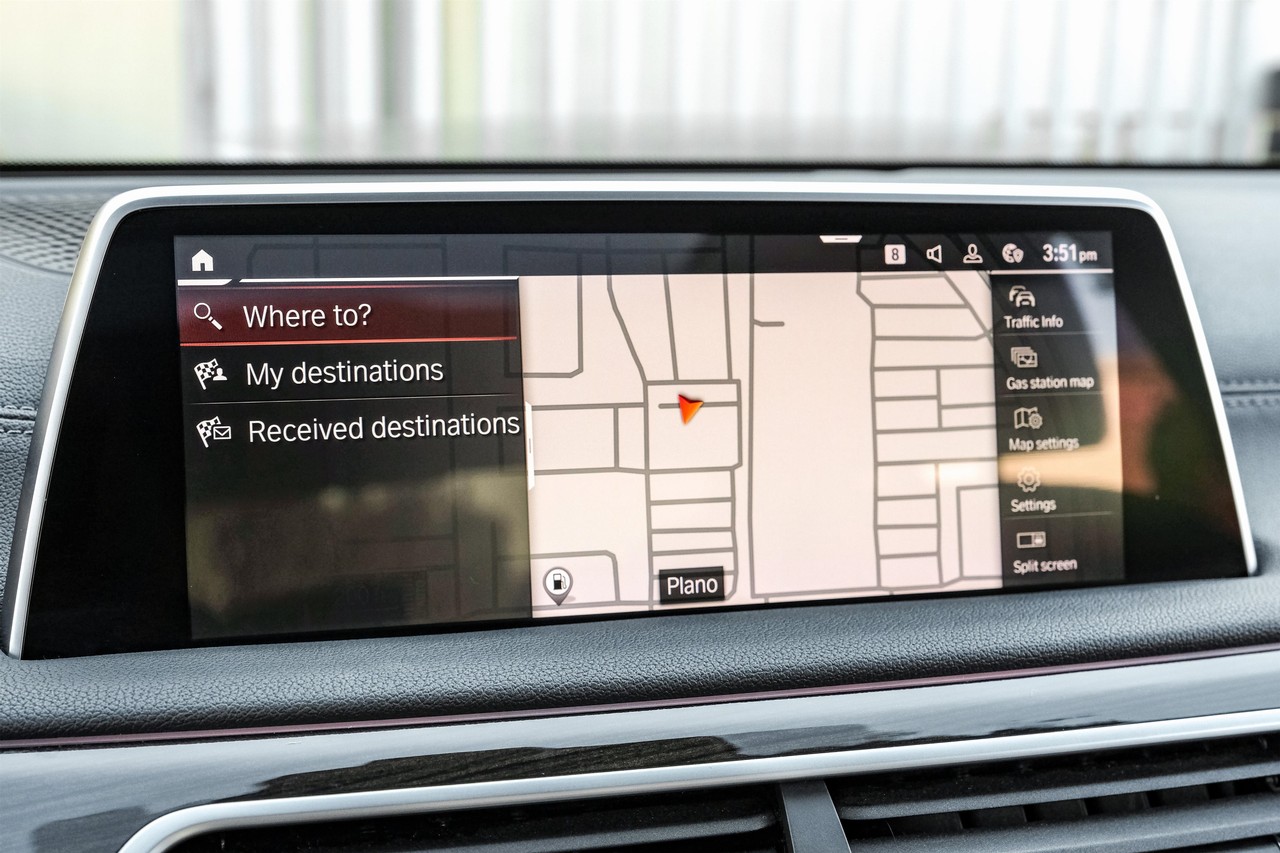 BMW 750i Vehicle Main Gallery Image 26