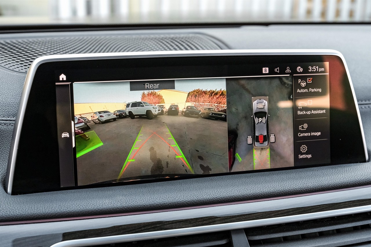 BMW 750i Vehicle Main Gallery Image 27