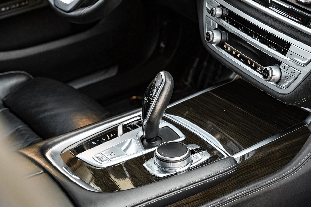 BMW 750i Vehicle Main Gallery Image 28