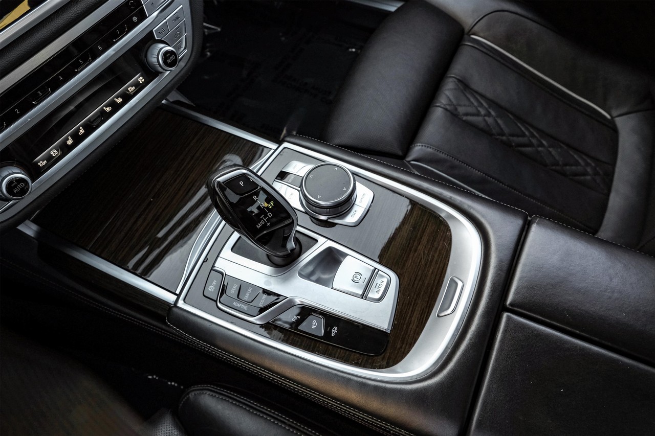 BMW 750i Vehicle Main Gallery Image 29