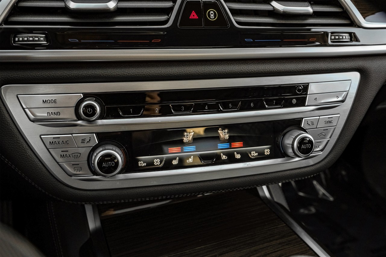 BMW 750i Vehicle Main Gallery Image 30